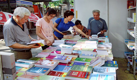 Bạn đọc chọn sách trong Ngày Sách Việt Nam 2017, đang diễn ra tại Thư viện Quốc gia.
